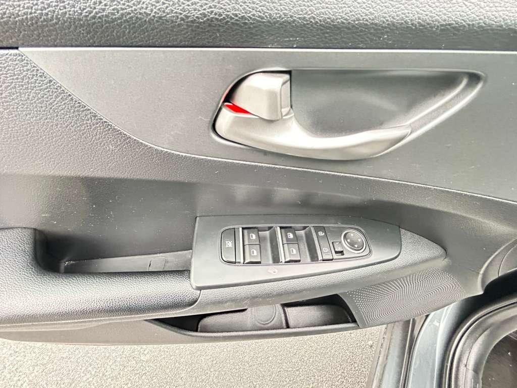 2021 Kia Forte LXS - Photo 18