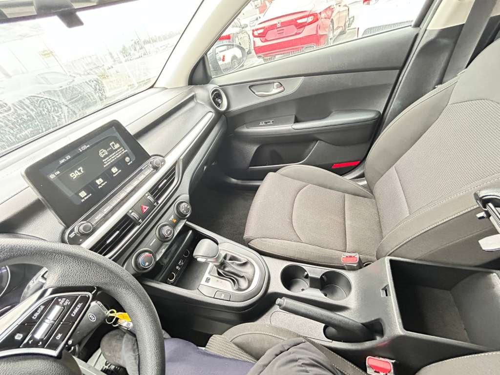 2021 Kia Forte LXS - Photo 17