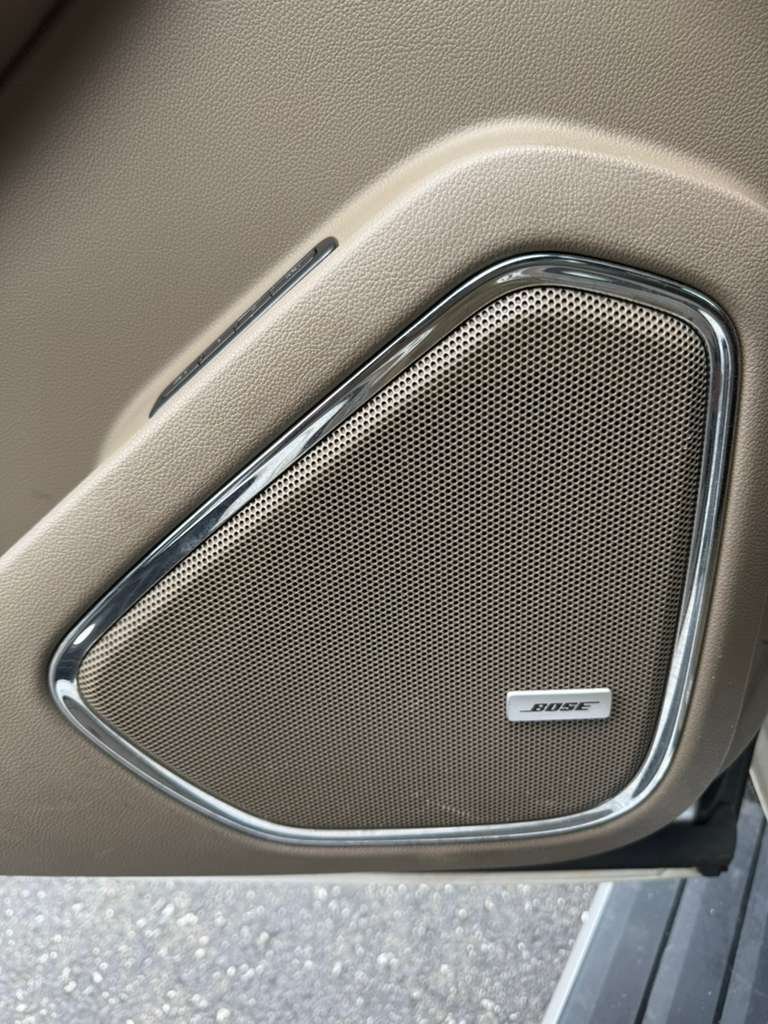 2016 Chevrolet Suburban LTZ - Photo 16